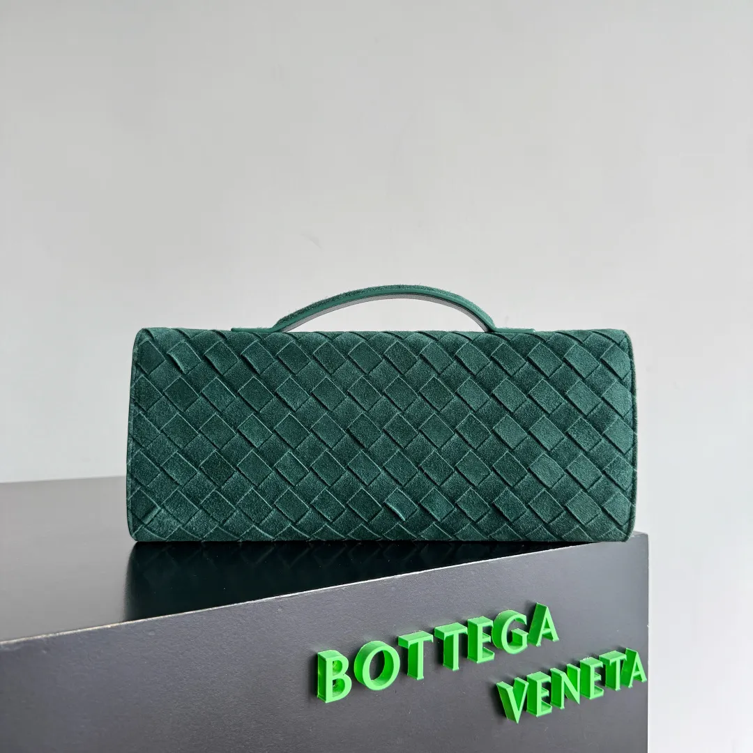 The batch of 1360 BV Andiamo evening handbags has been heavily planted again~ The designer aesthetics in the era of economic downturn are back. I fall in love with it at first sight and can't put it down. It's so beautiful and full of aura. The shape and texture are very competitive. It's light in weight and has sufficient capacity. It's a must-have for fashionistas. It's suitable for many occasions, minimalist, high-end and light luxury. Model No.: 741511 Size: 31*13*3cm